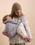 Frau-trägt-Baby-im-Ring-Sling-schlafend-mit-Kopfstütze