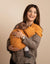 Frau-trägt-Baby-im-Ring-Sling-Detailansicht-Tuchbahnende